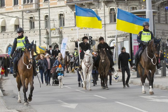 Hästparad i Stockholm till förmån för djur kvar i Ukraina