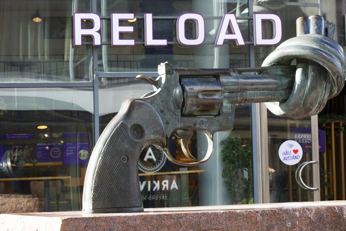 Carl Fredrik Reuterswärd Non-Violence revolver Sergelgatan