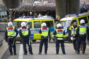Kravallpolis vs fotbollssupporters.
