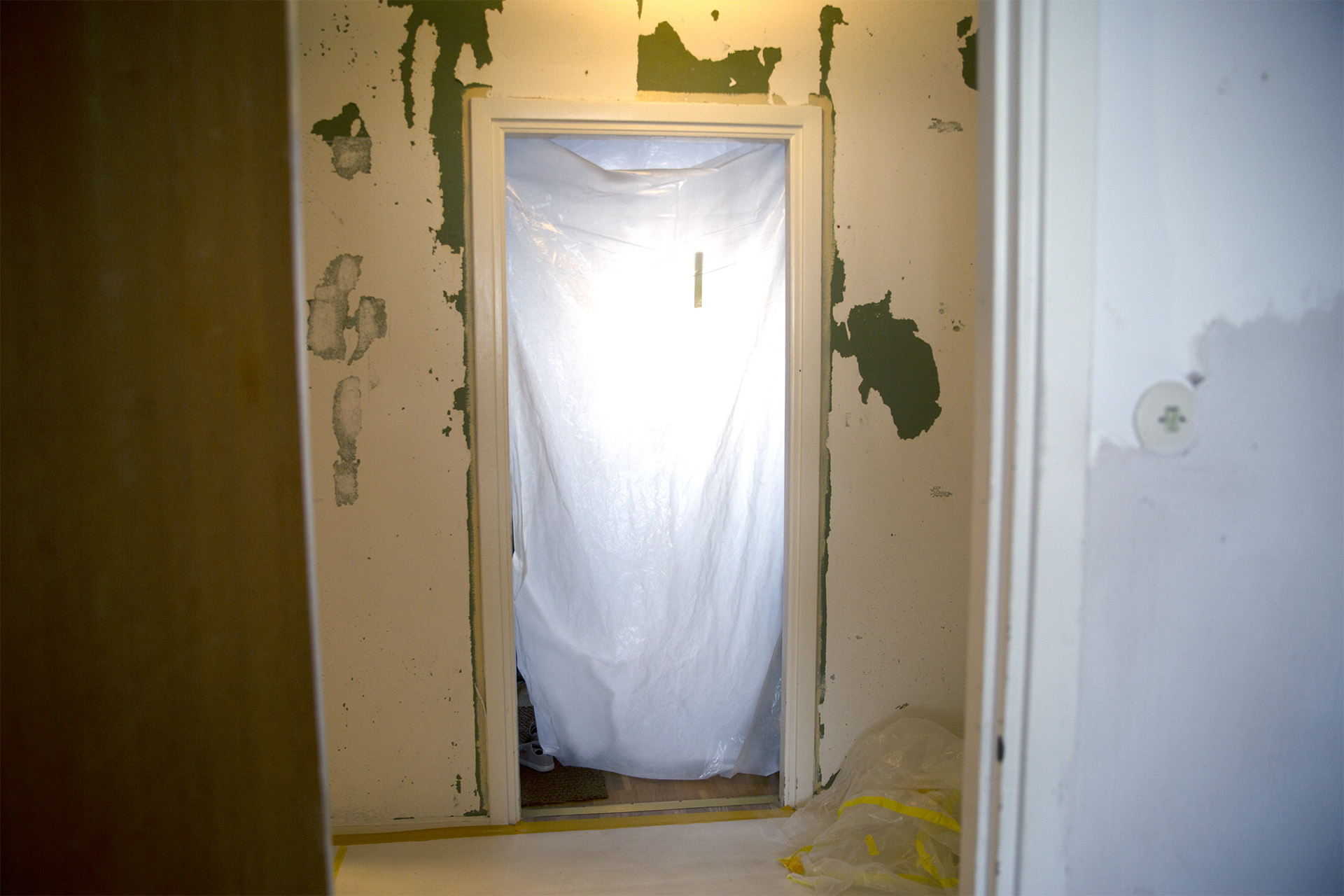 Endast plast mellan sovrum och övrig lägenhet som rivs ut.