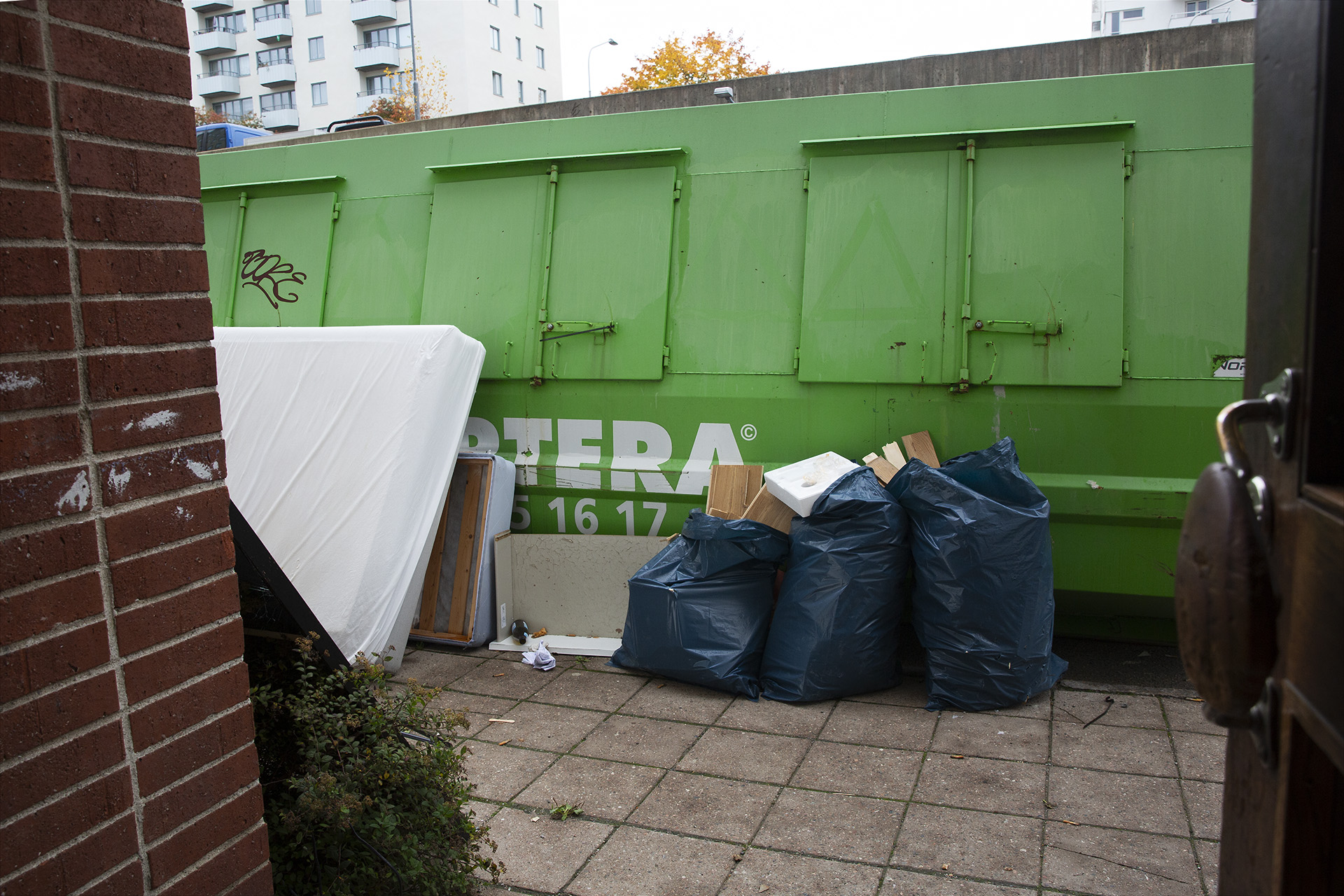 Ökad brandrisk med sopsäckar, sängar och annat skräp. Men fastighetsägaren dröjer.