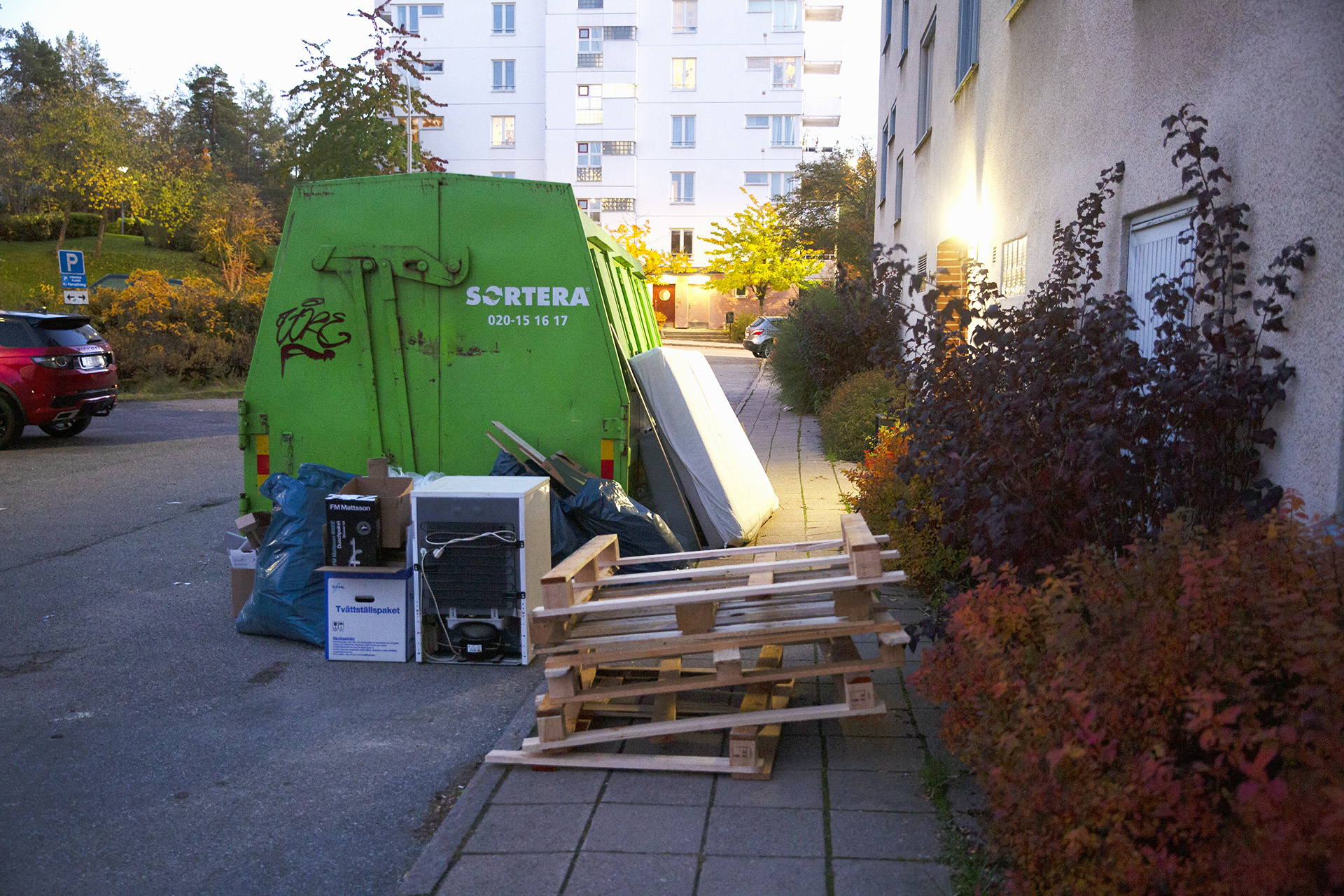 Än mer byggavfall under dagen.