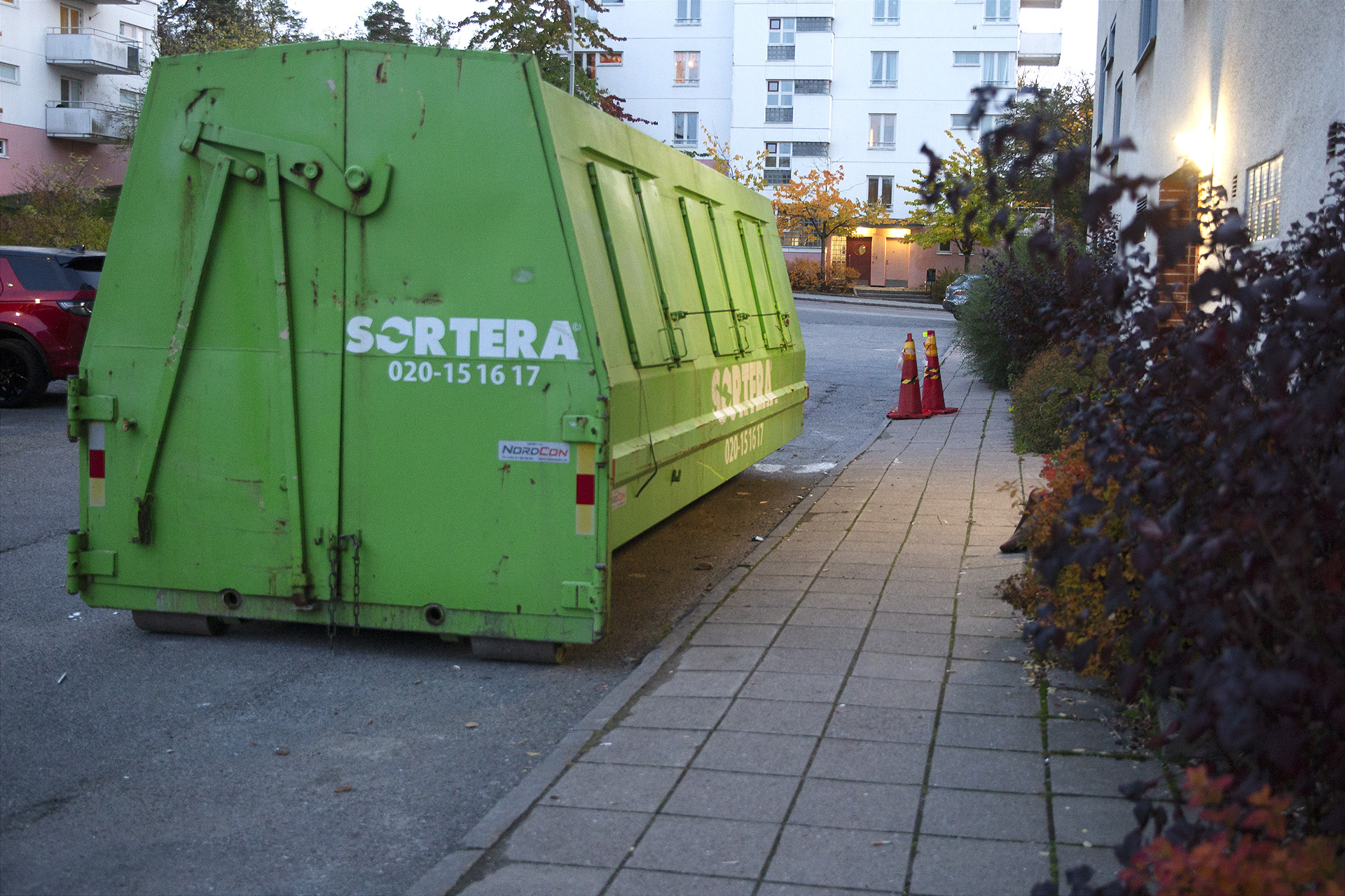 Uppstädat runt container