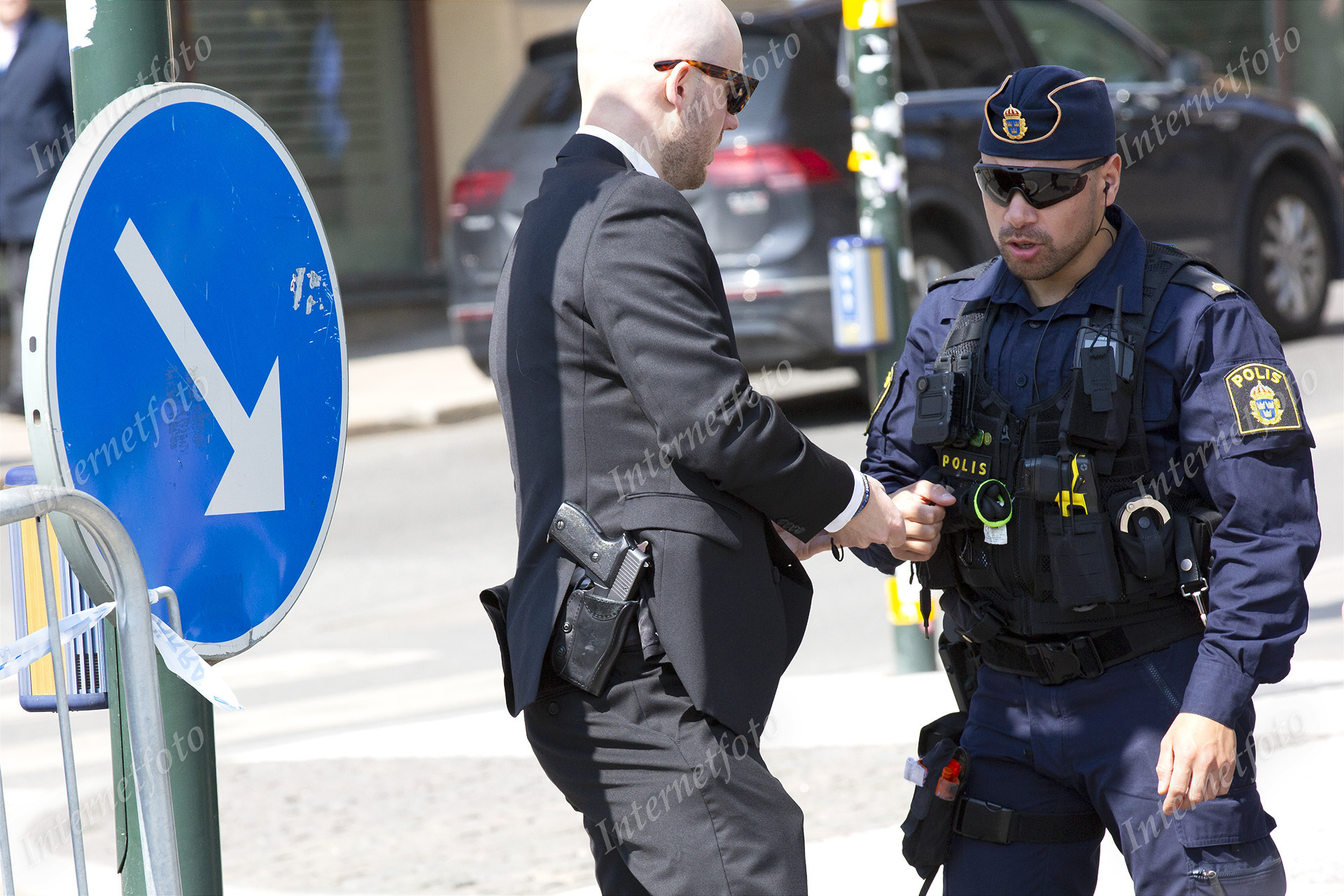 Kostym, uniform och civilpoliser bevakar Bilderbergmöte 2025 på Grand Hôtel Stockholm.250612 © Foto: Patric Lindén / Internetfoto