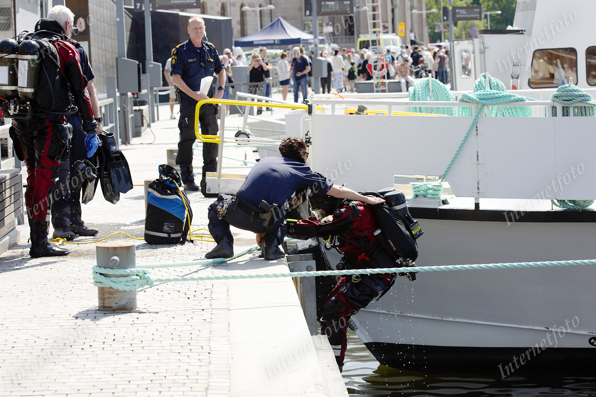 Polisens dykare säkrar gästernas skärgårdsbåtar 250614 © Foto: Patric Lindén / Internetfoto