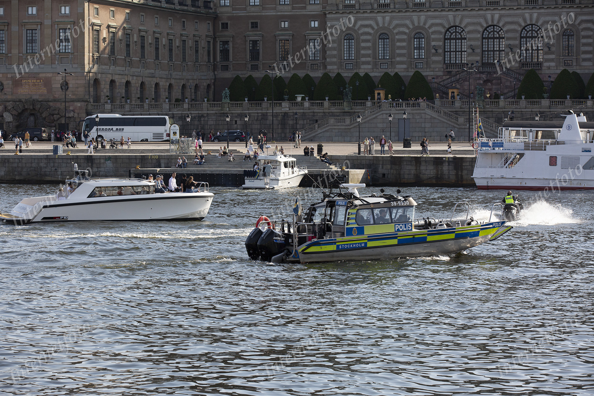 Sjöpolisen spärrat av för kommande båtfärd för deltagare vid Bilderbergmöte på Grand Hôtel 250614 © Foto: Patric Lindén / Internetfoto