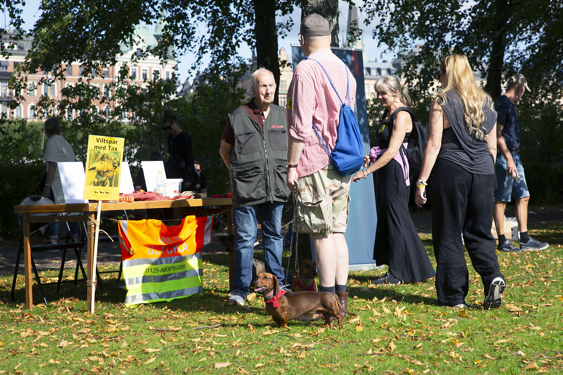 Jägare informerar om jakt med tax. Hundparaden 2025