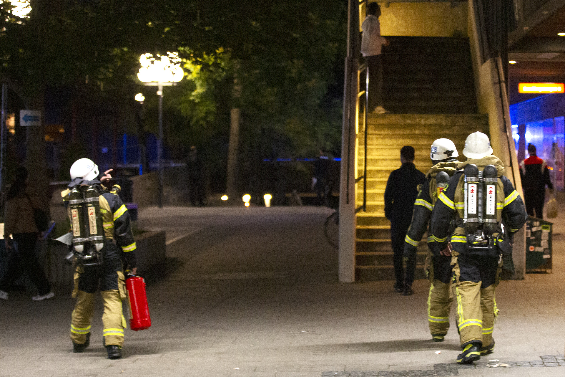 Brandmän på Bredängstorget.