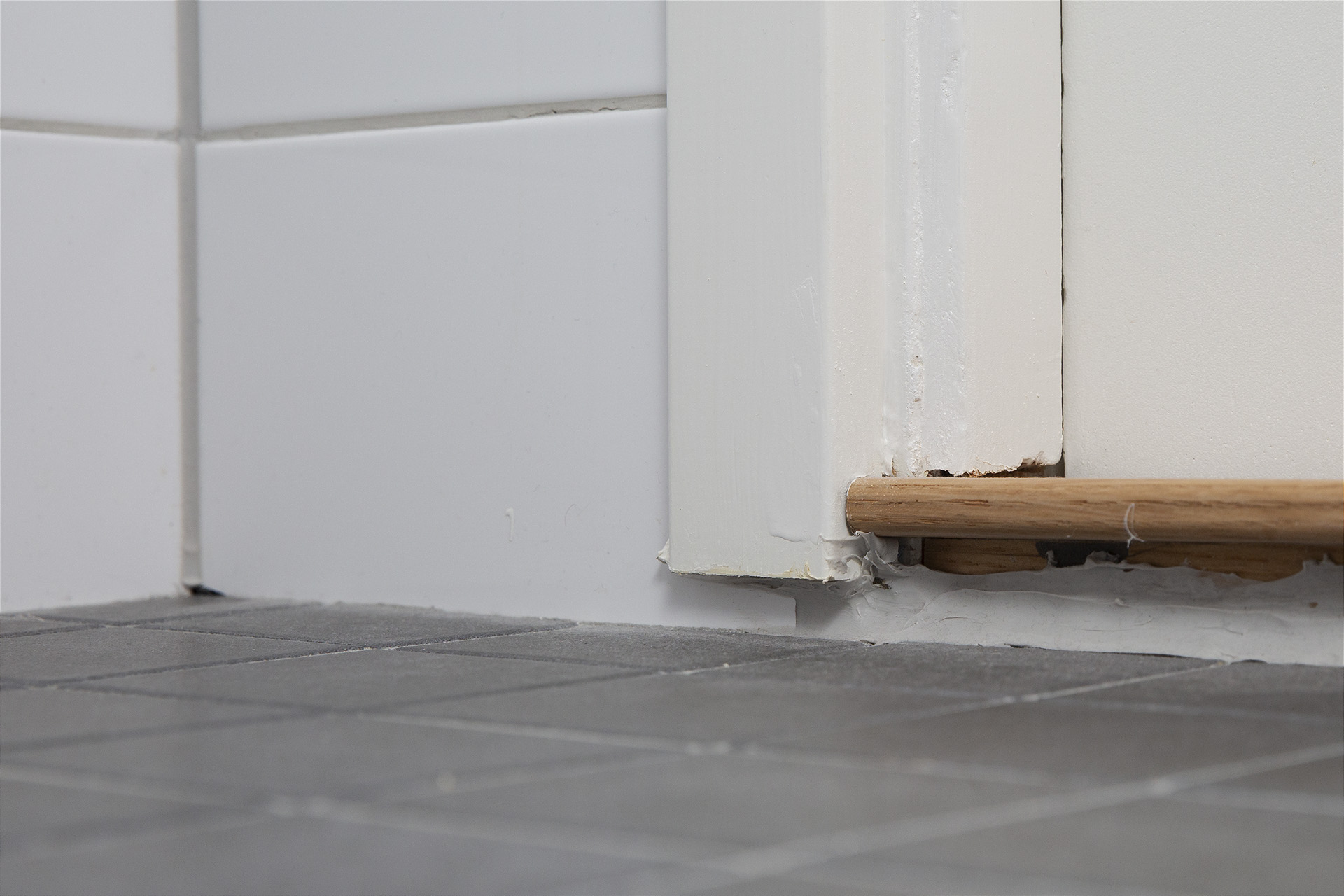 Tröskel Badrum - Hall i så kallat nyrenoverad Ikanon Bostad lägenhet.250905 © Foto: Patric Lindén / Internetfoto