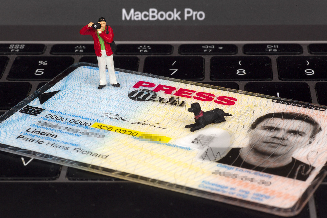 SiS-presslegitimation med miniatyrfotograf och hund.