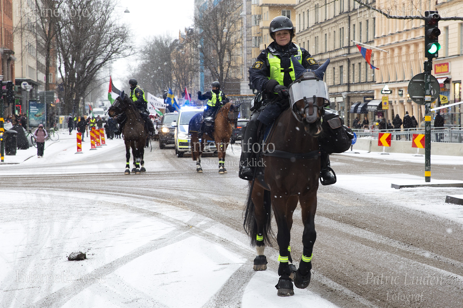 Ridande polis skapar trygghet och säkerhet vid demonstration Sveavägen