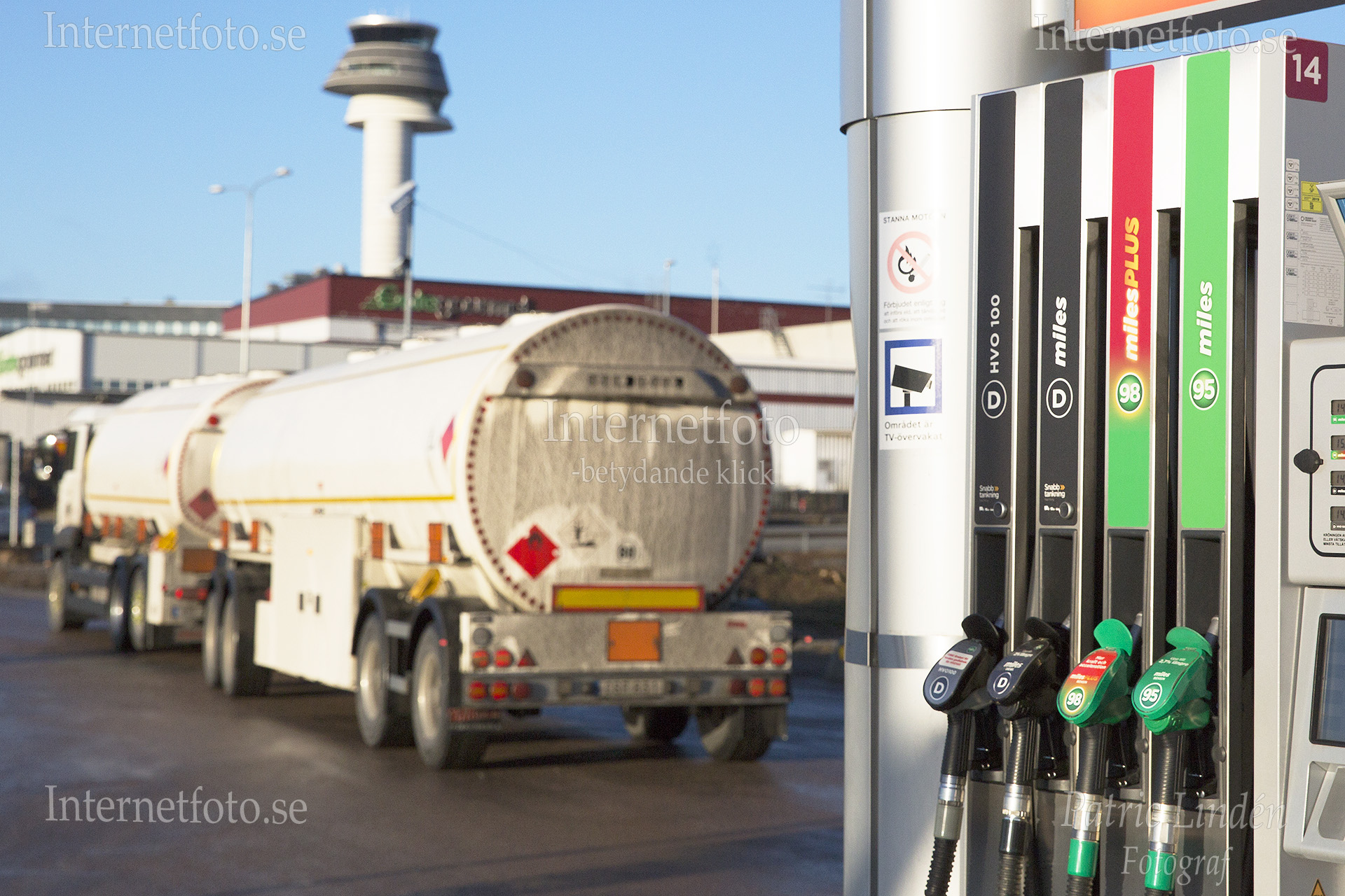 Tankbil levererat drivmedel till bensinstation. Arlanda flygledartorn i bakgrunden. 