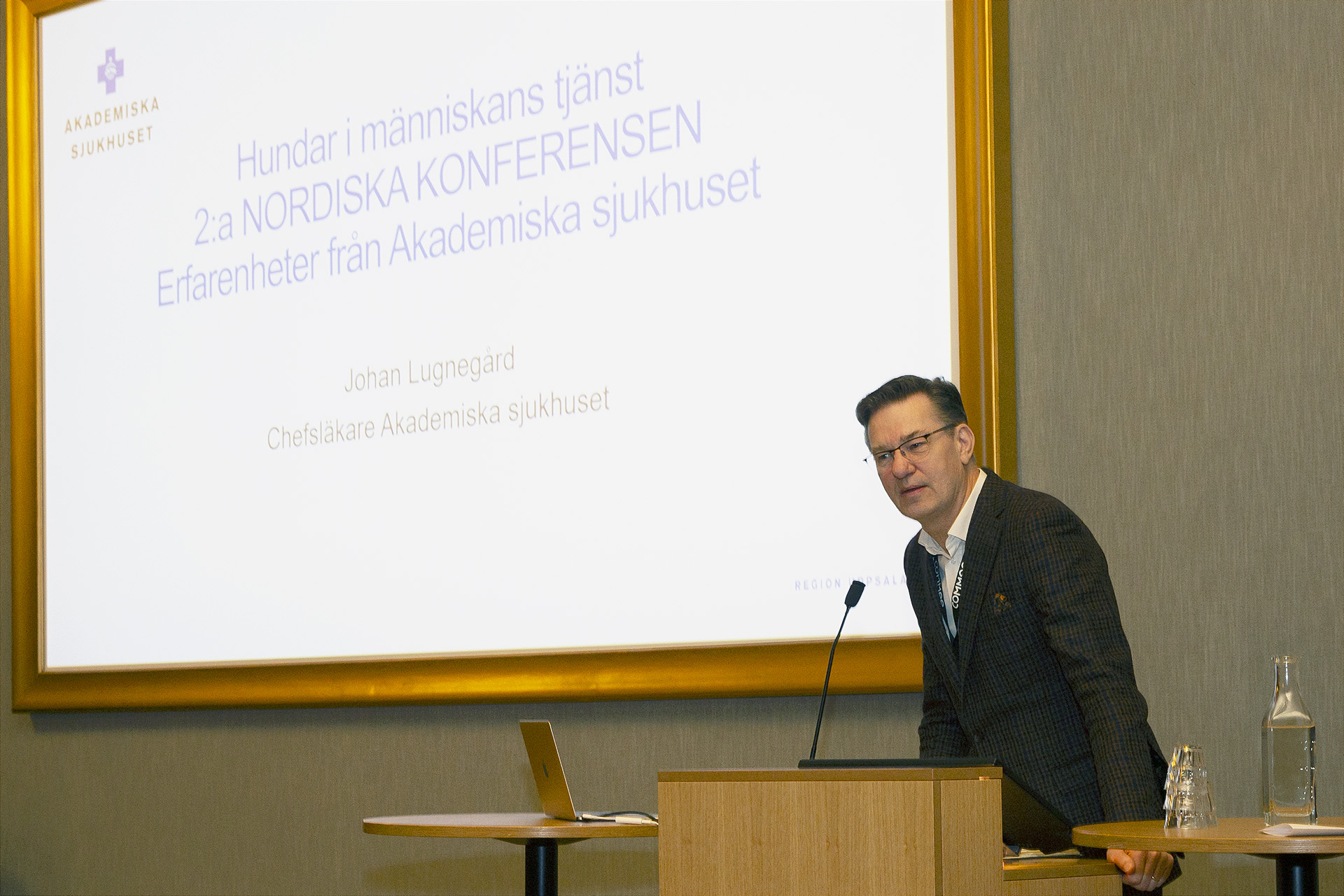 Chefsläkare Johan Lugnegård berättade om sina erfarenheter av sjukhushundar vid Akademiska sjukhuset i Uppsala.
