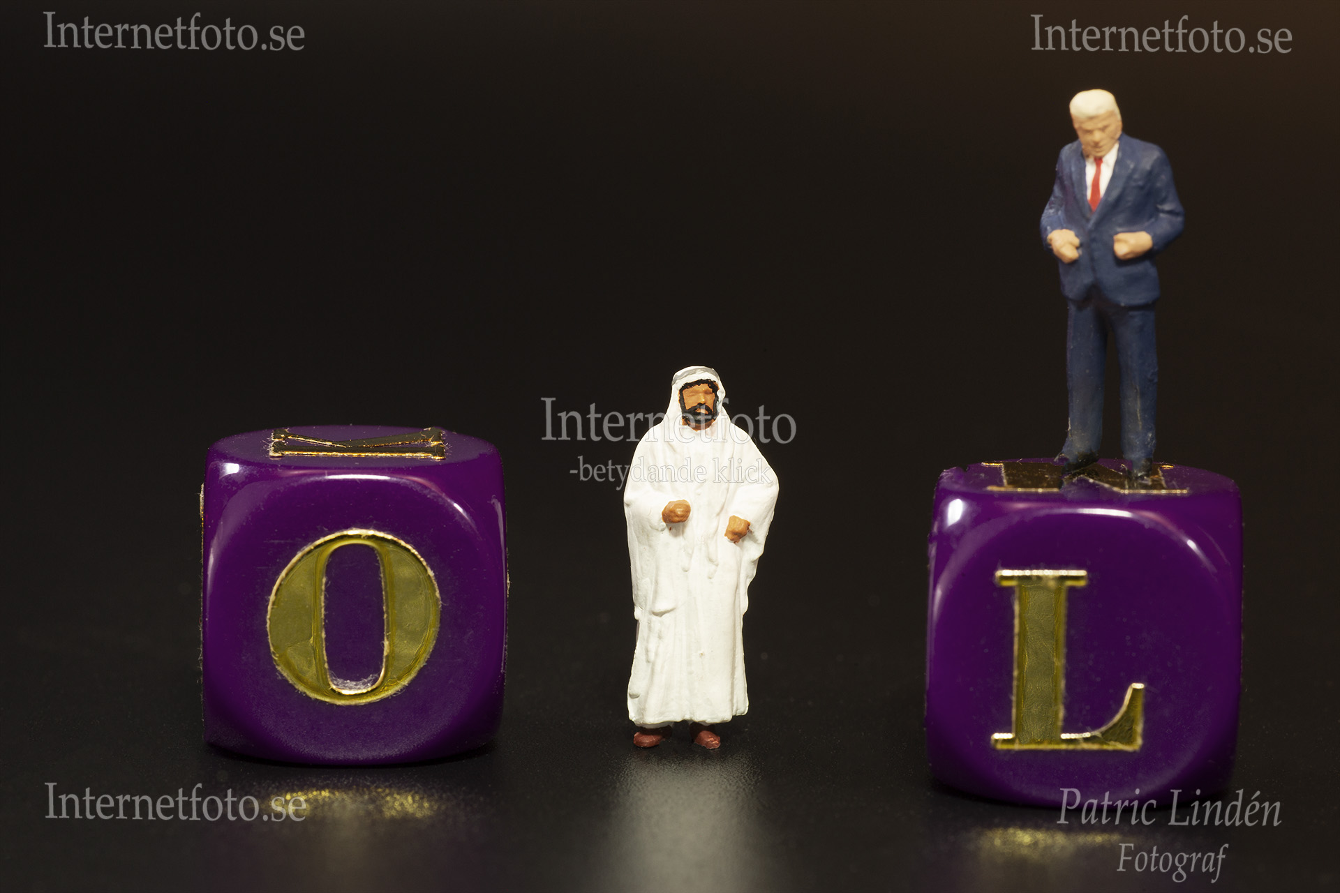 Bokstavsord Oil med miniature figure sheik och 1:87 look a like US president Donald Trump