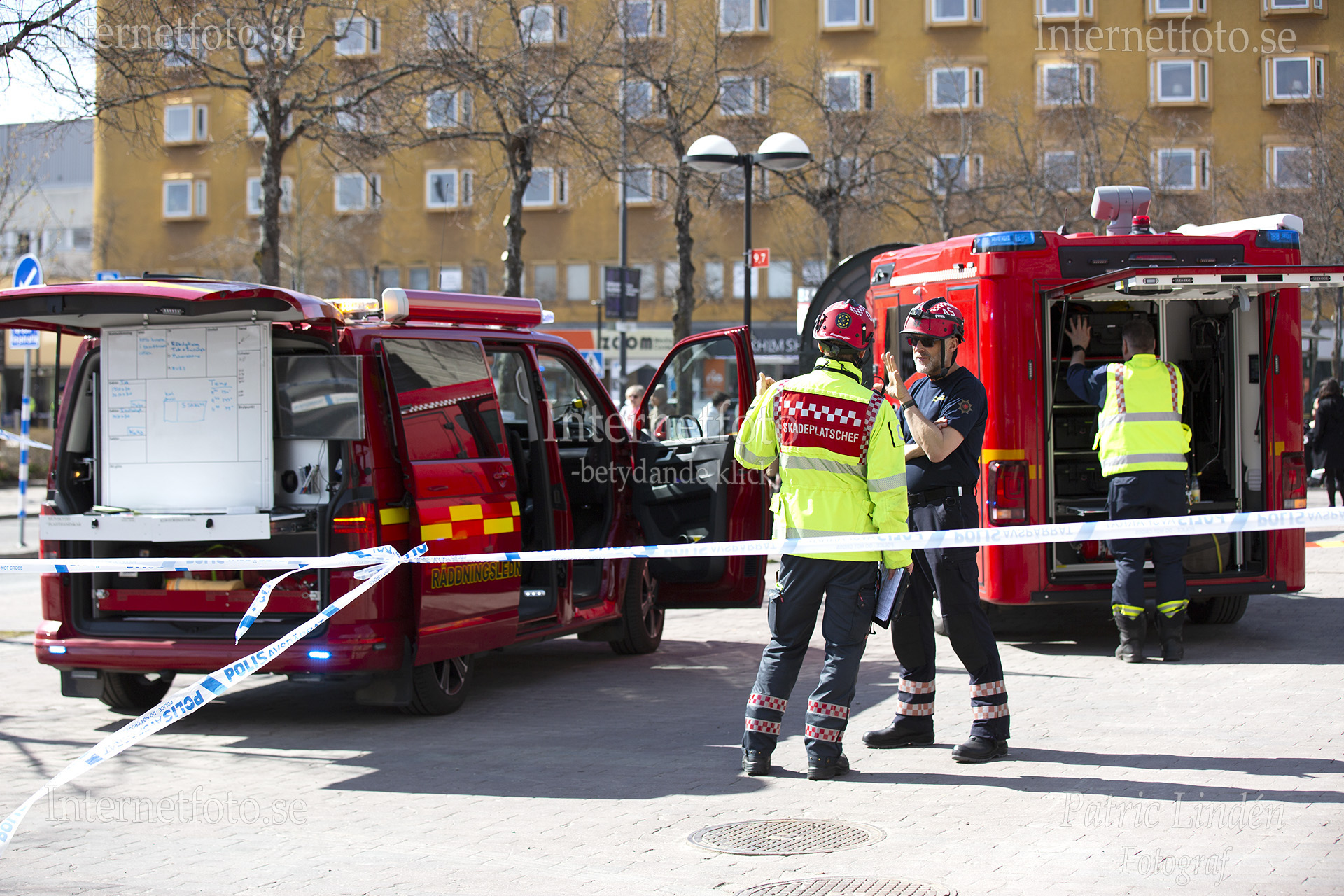 Fettbrand i Skorsten, Skärholmens centrum Räddningsledare och insatschef på plats Skärholmens busstorg. 