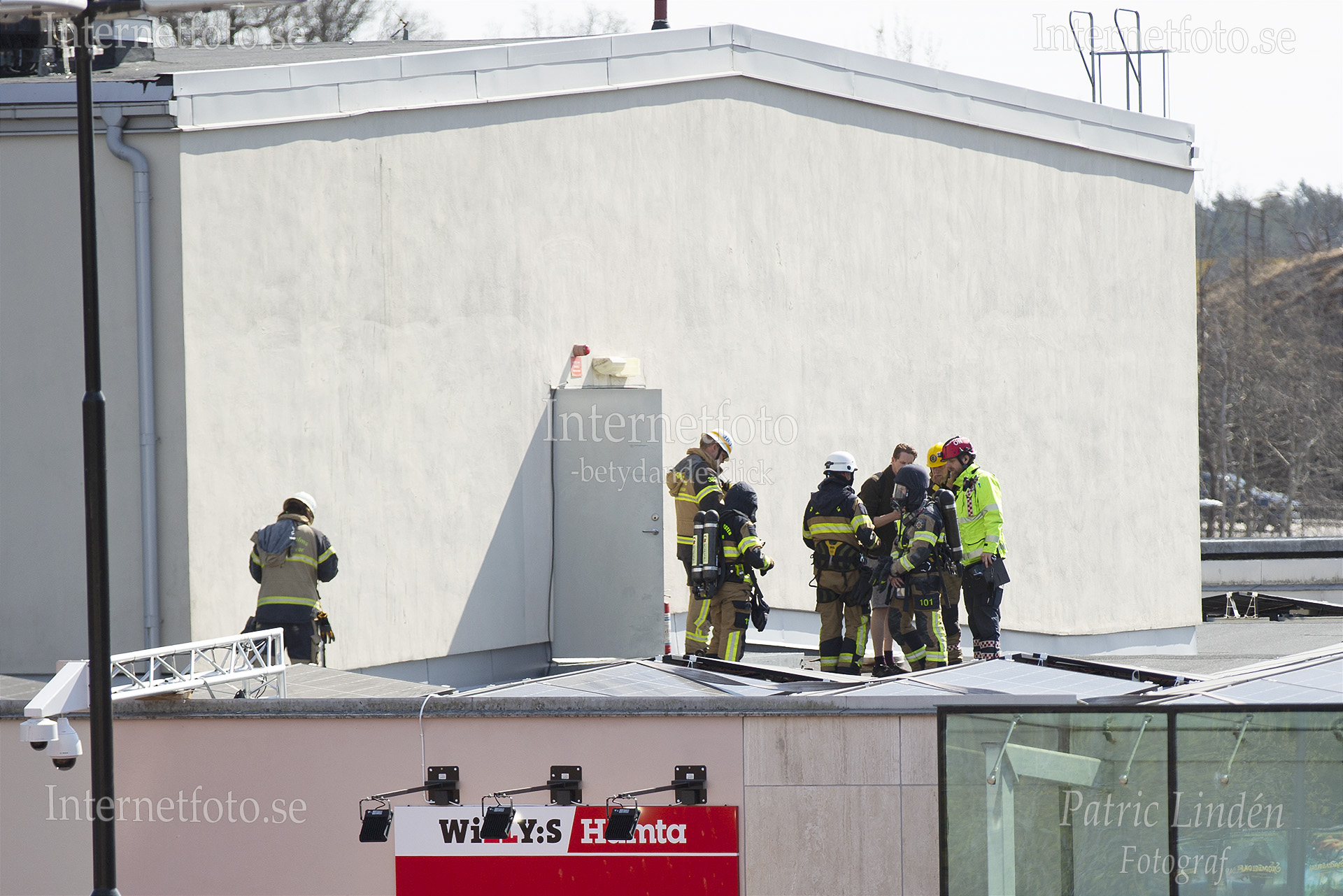 Rökdykare, insatschef och brandmän genomför ny sökning efter glödbrand.