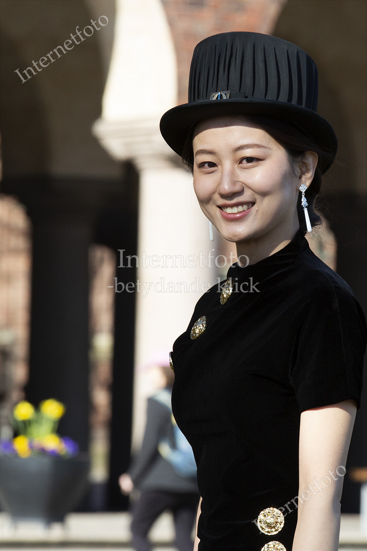 Leende ny KI-doktor med doktorshatt i Stadshusparken.