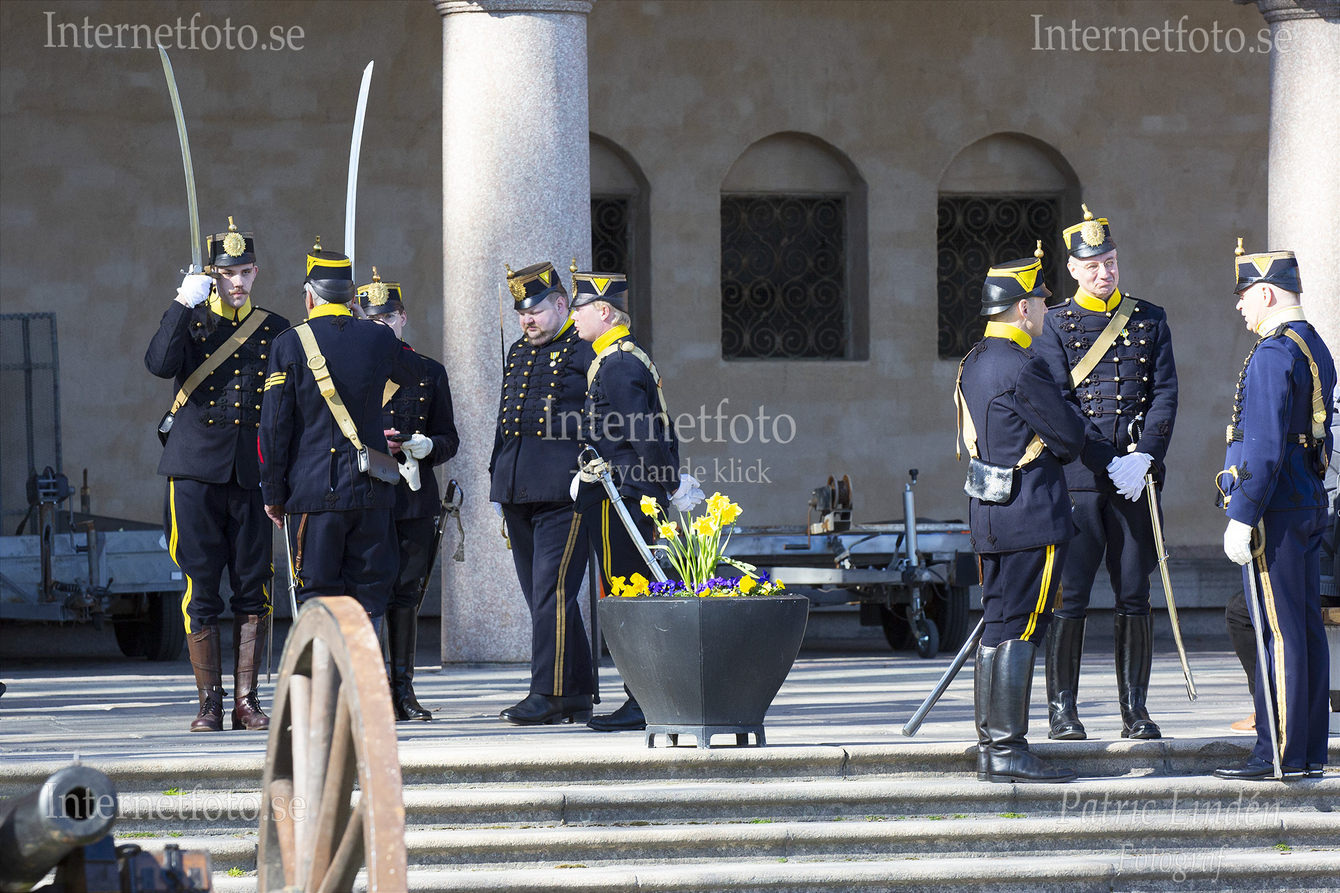 Inför kanonsalut och ceremoniell vaktavlösning Stockholms Stadshus