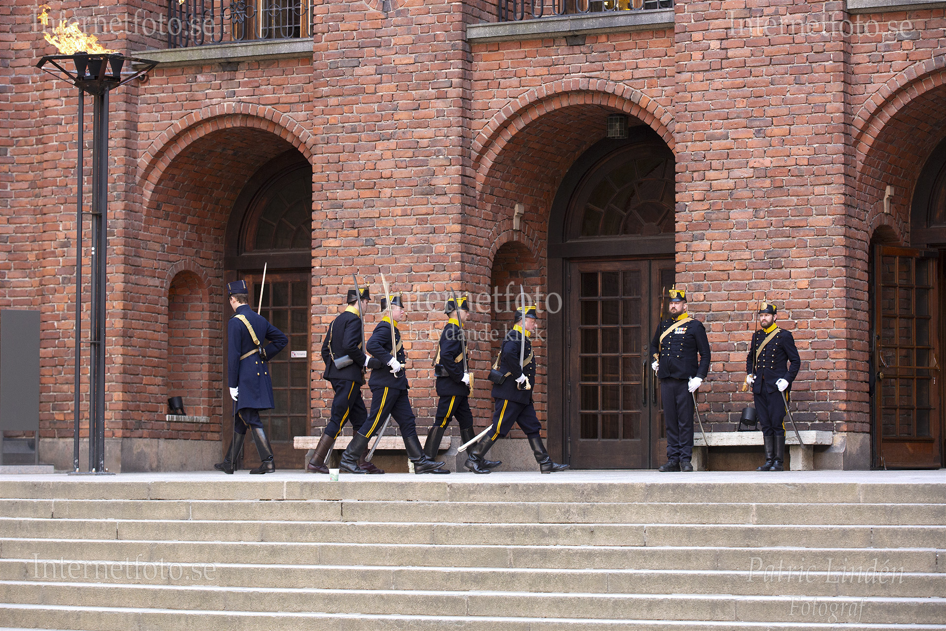 Artilleriavdelning Göteborg traditionsenlig vakthållning och kanonsalut Stadshusparken i Stockholm då Karolinska Institutet (KI) höll ceremoni i Blå hallen där nya doktorer och hedersdoktorer promoverades. 260424