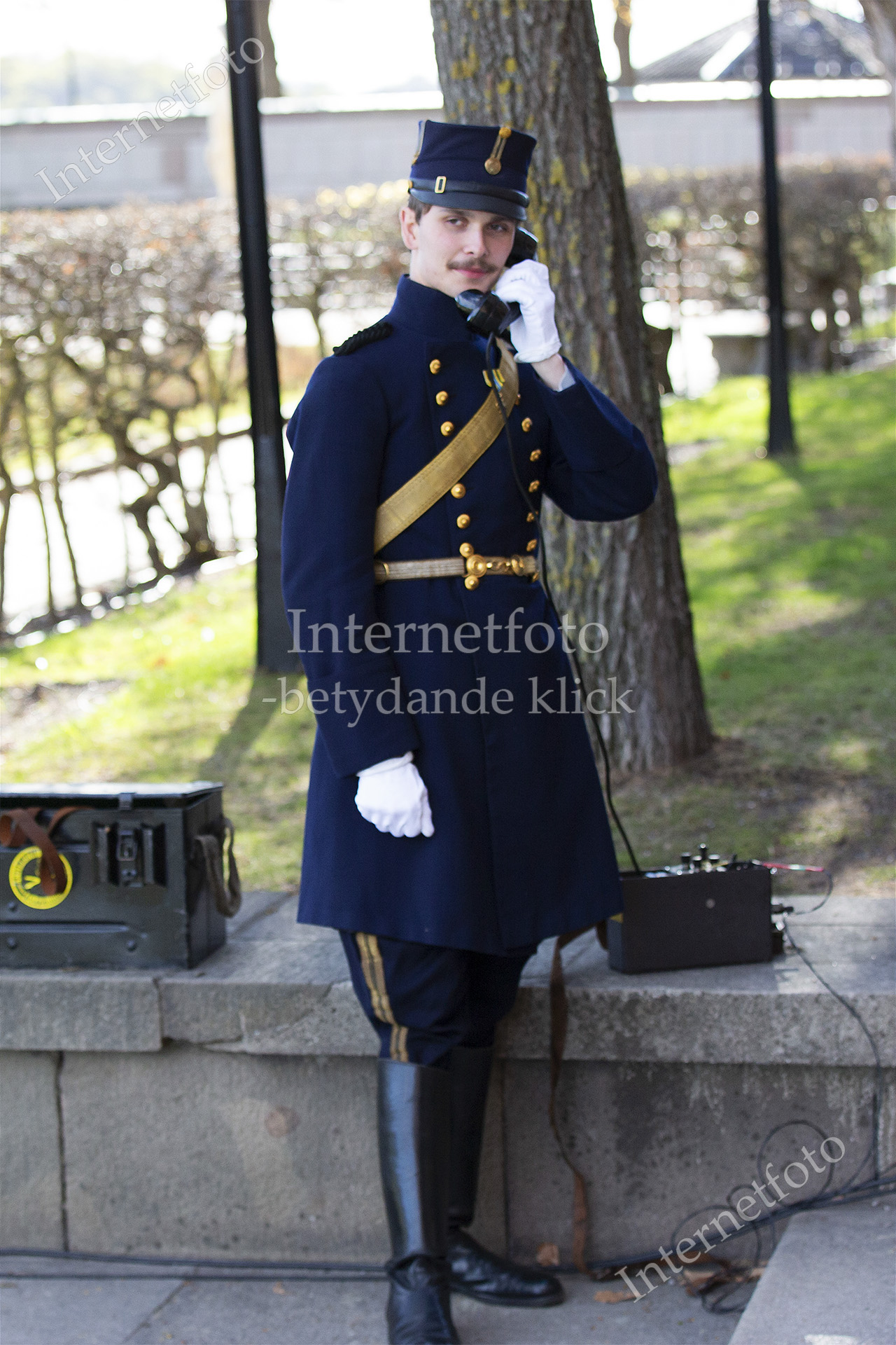 Militär kommunikation för eldgivning salut med historiska kanoner.