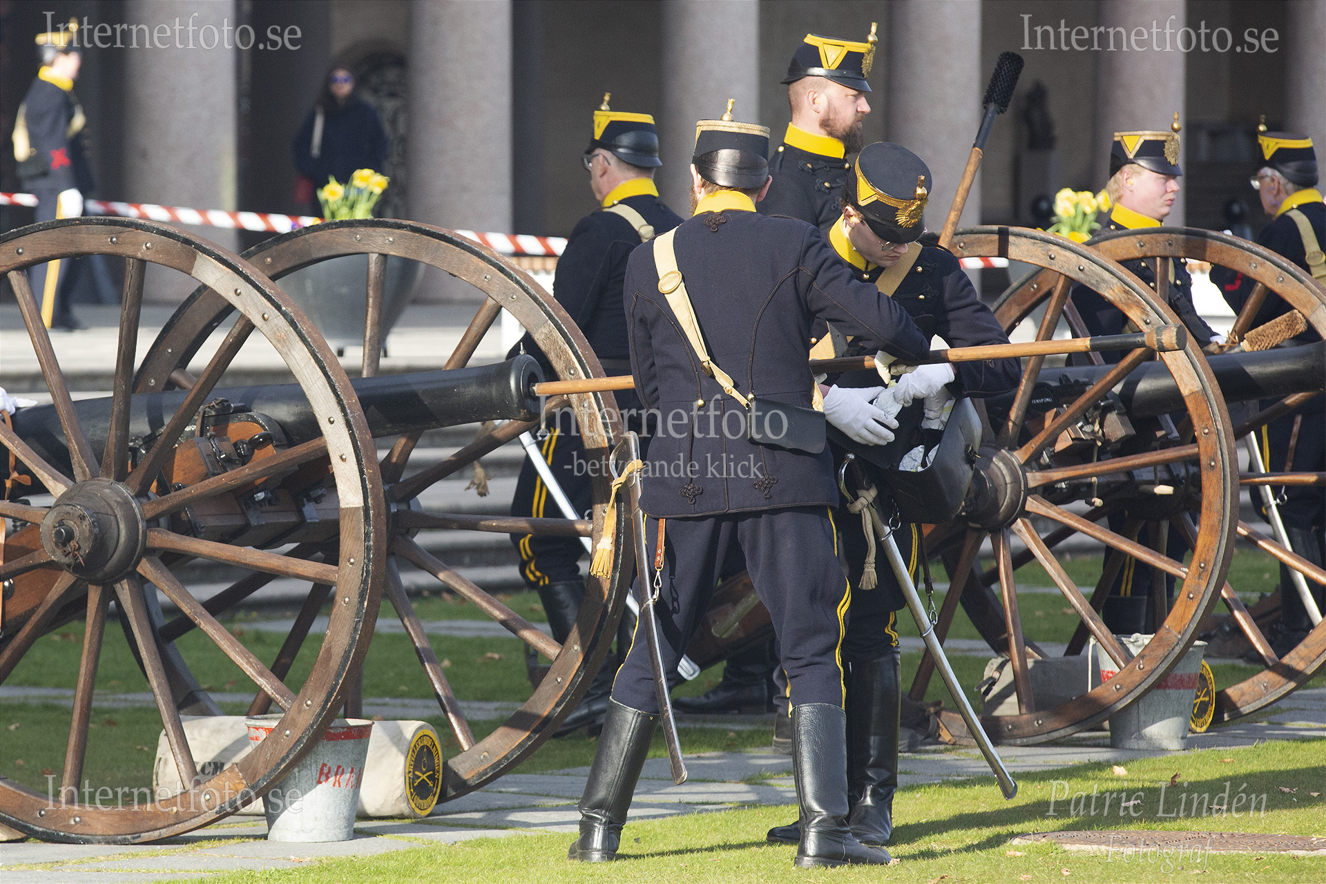 Artilleriavdelning Göteborg laddar kanoner och skjuter salut från Stadshusparken i Stockholm.