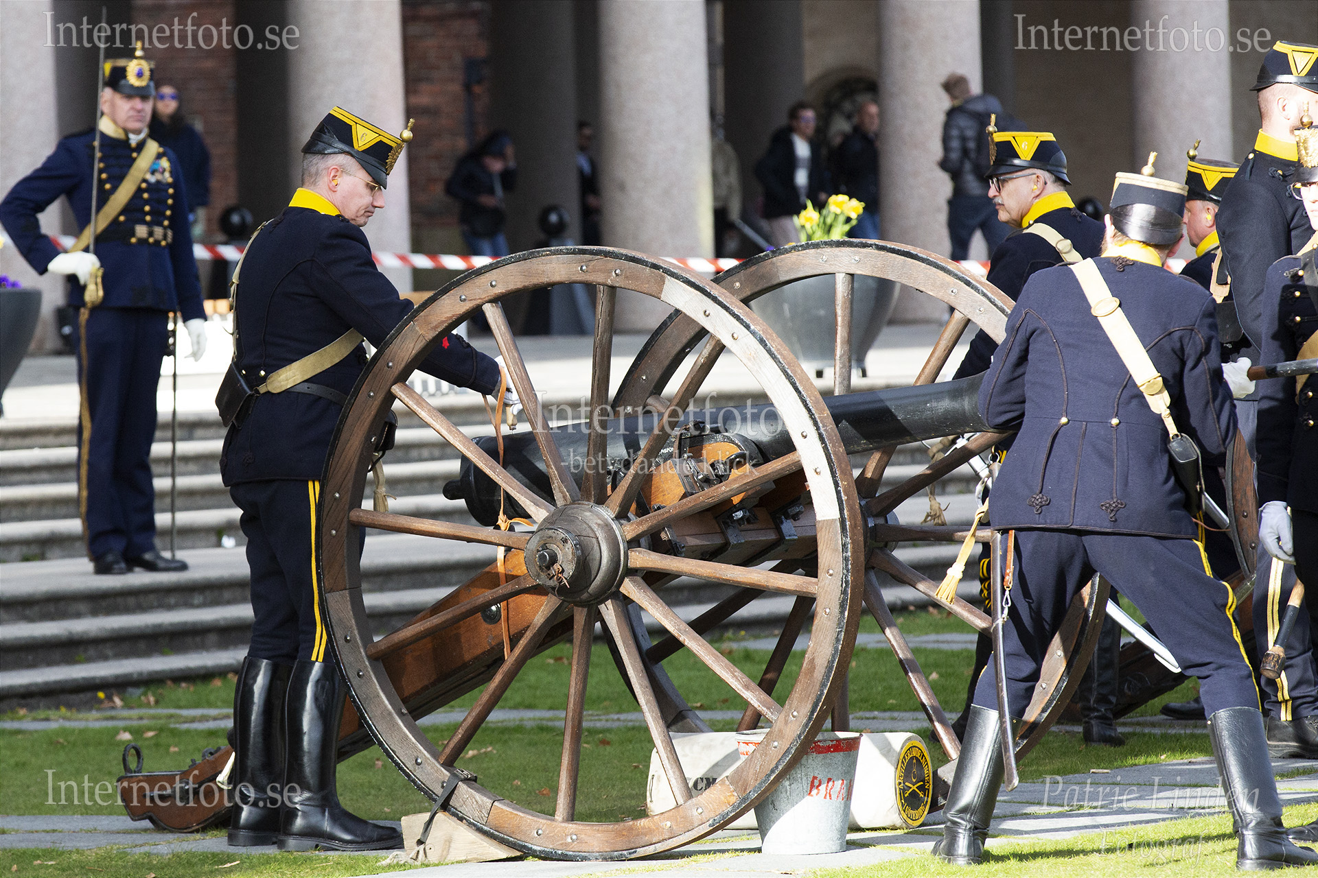 Soldat monterar tändmekanism på historisk kanon.