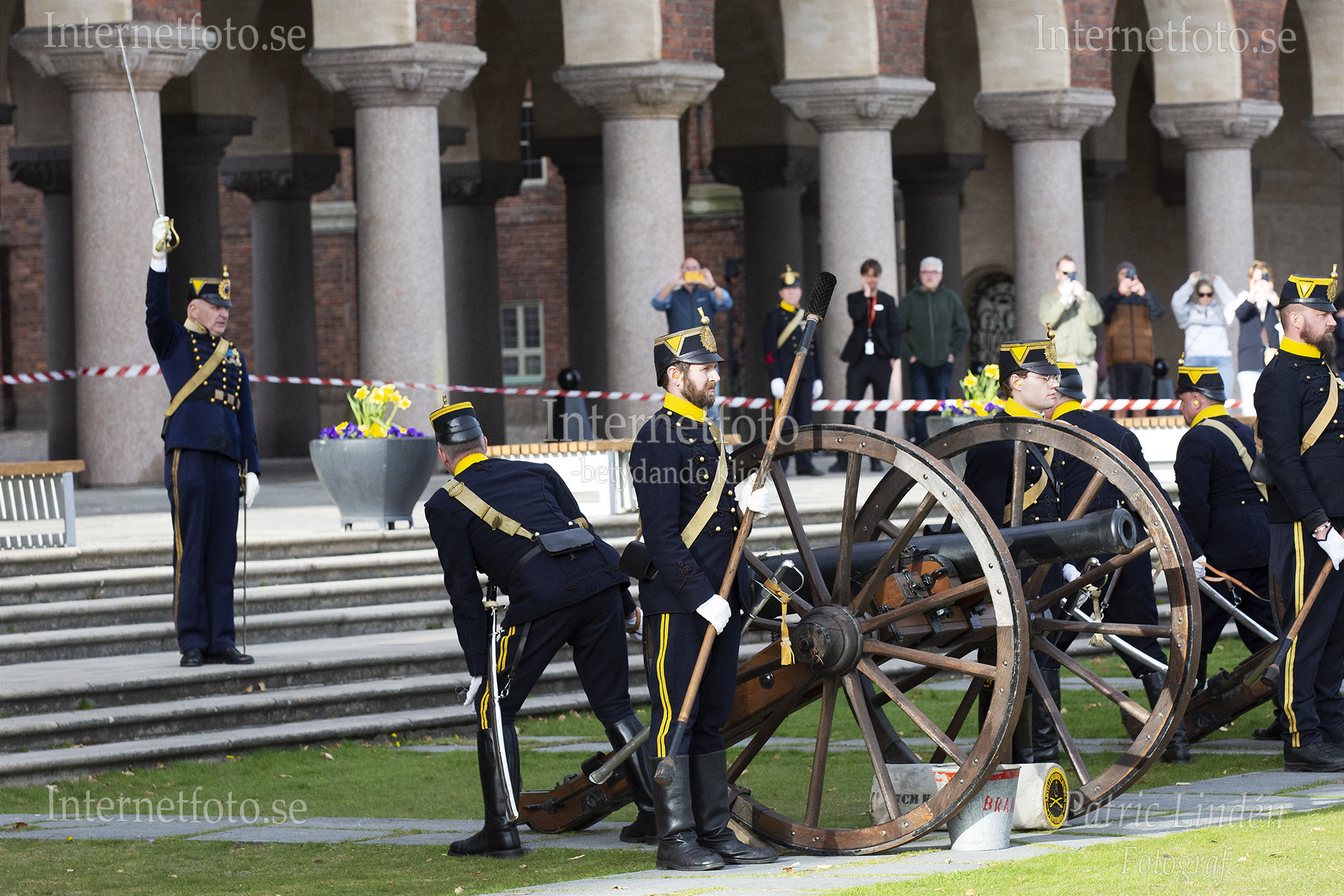 Officer med sabel för verkställande av order om avfyrning.