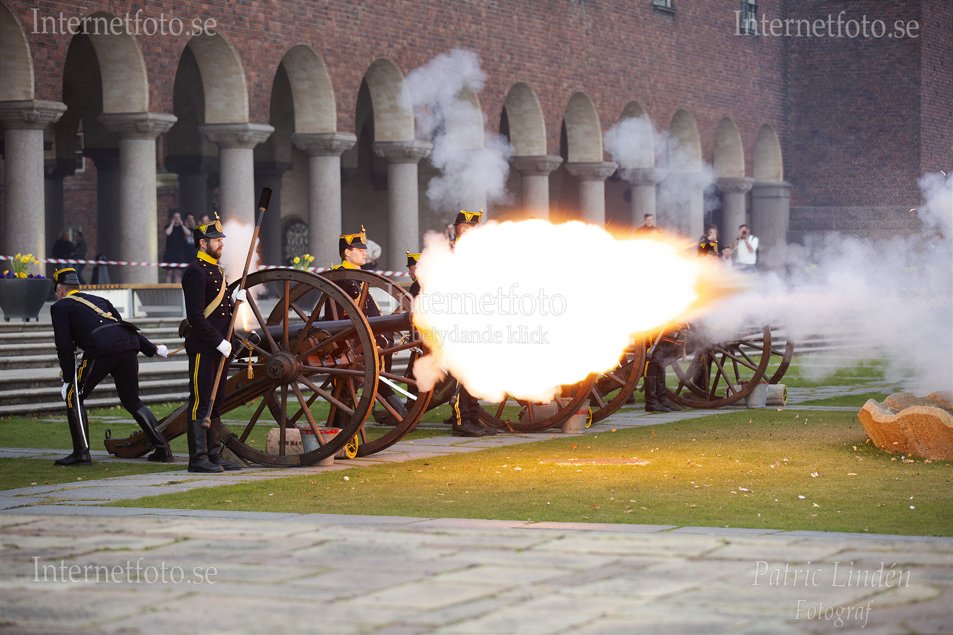 Salut med kanonskott. Eld och rök i kanonmynning och tändning.