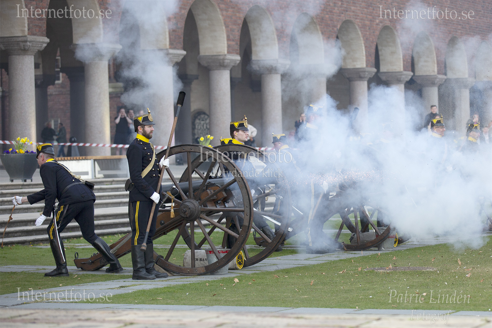 Artilleriavdelning Göteborg verkställer salut med tre kanoner i Stadshusparken i Stockholm.