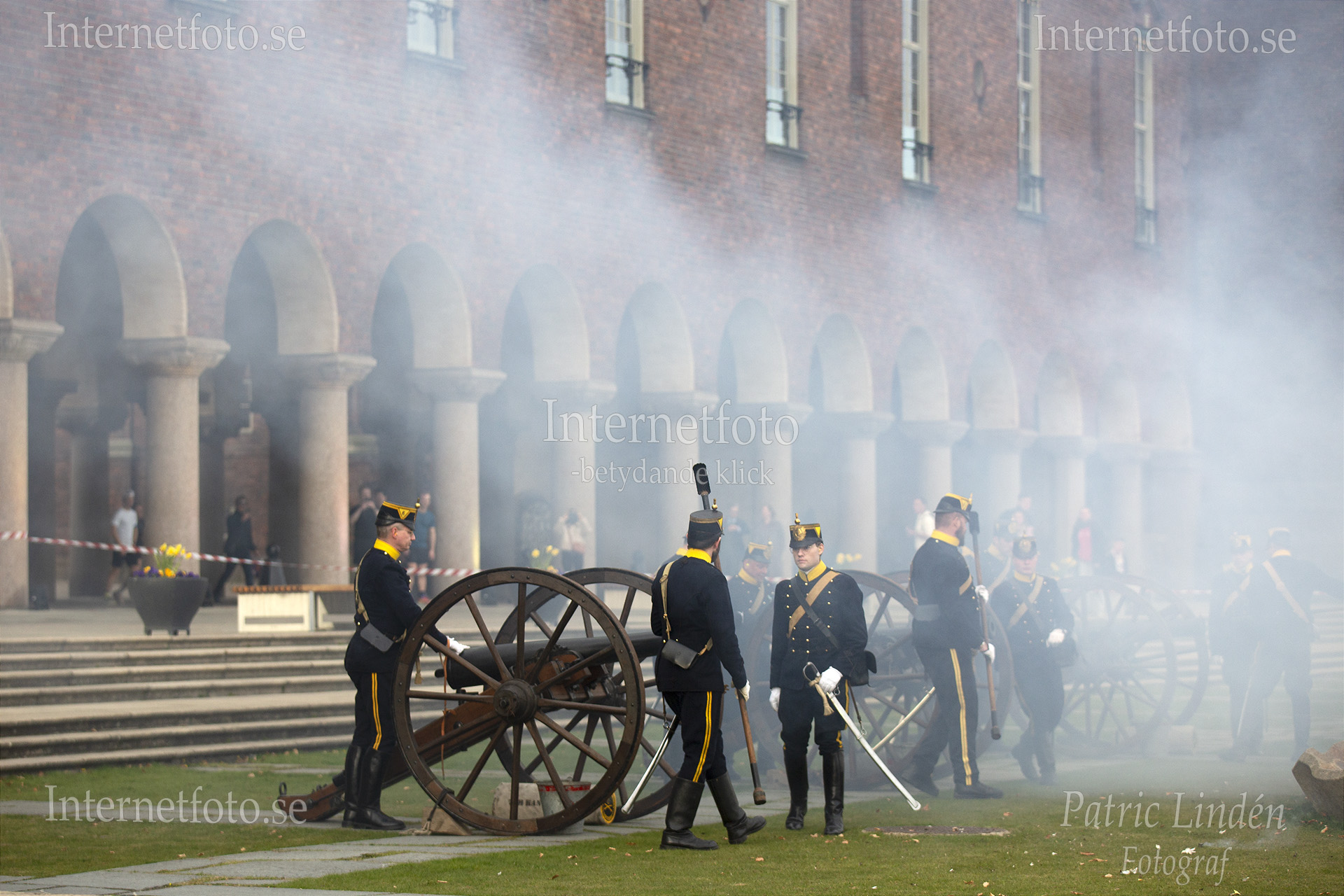 Redo att ladda om nästa kanonskott för salut. 