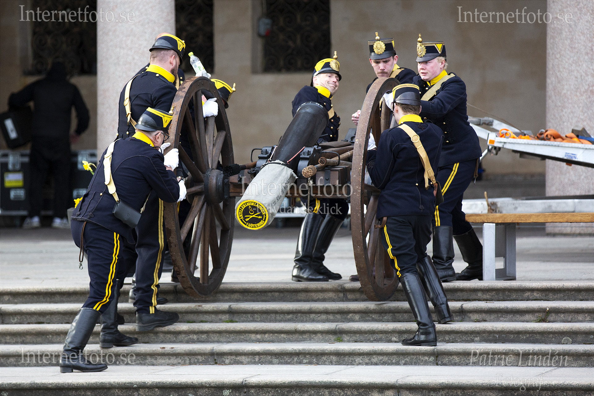 500 till 600 kg tunga kanoner. Ceremoni med totalt 33 st salutskott avklarad 18:20 