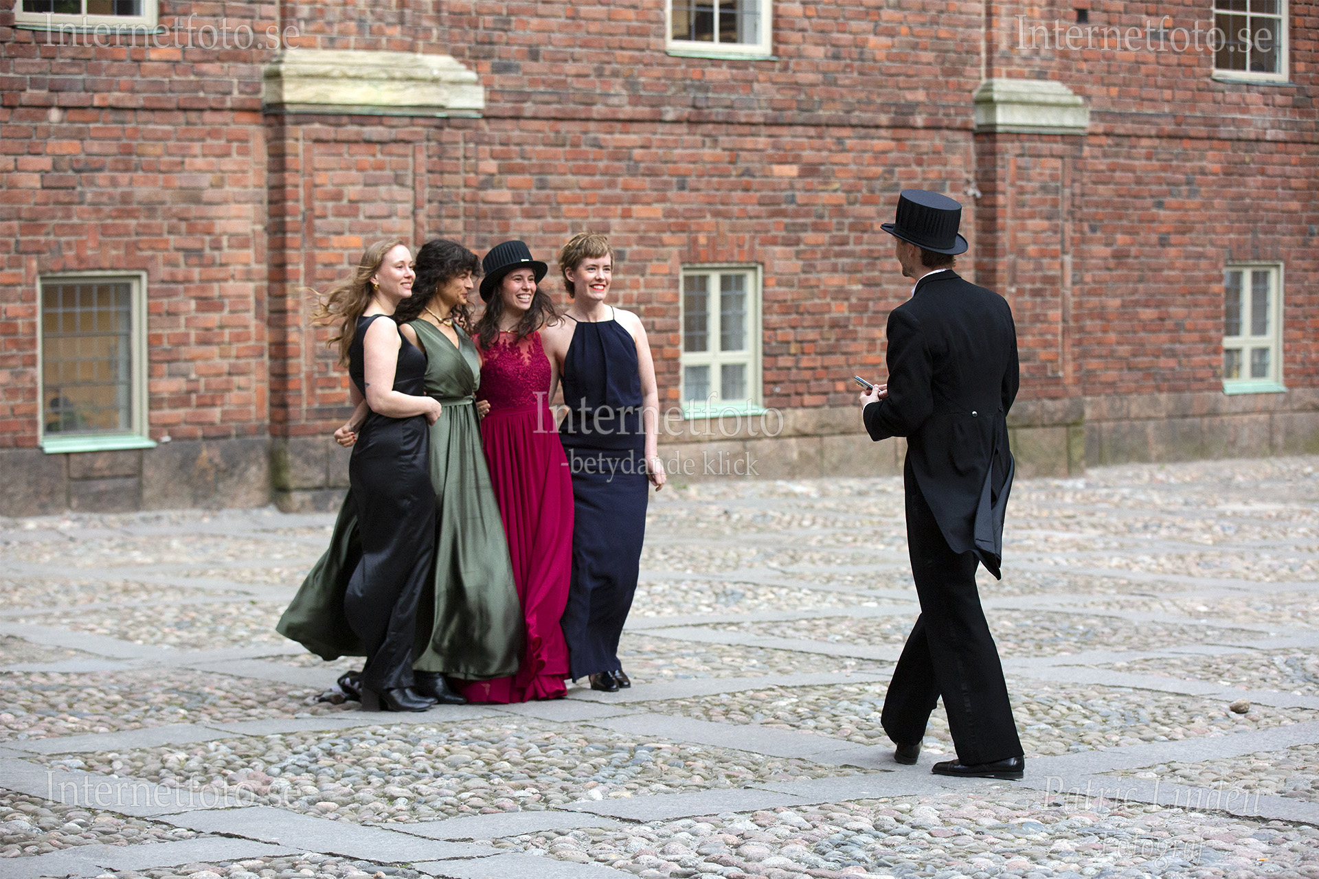 Doktorshatt, aftonklänning, frack, vit väst och fluga