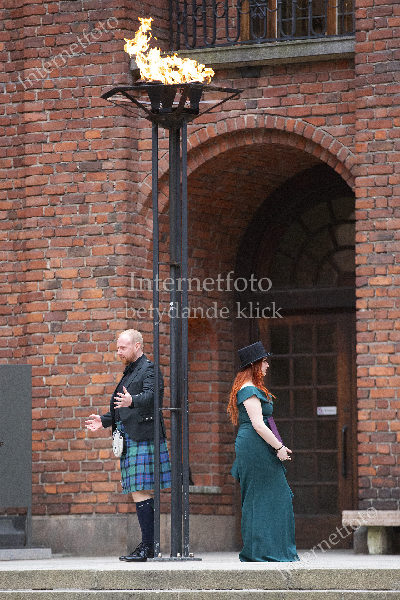 Ny KI-doktor i aftonklänning och doktorshatt matchar med skotsk gäst i kilt. 