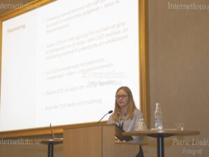 Barnsjukhuschef Anna Styf, Gävle sjukhus håller en presentation under en konferens om sjukhushundar vid Svenska Läkaresällskapet i Stockholm.