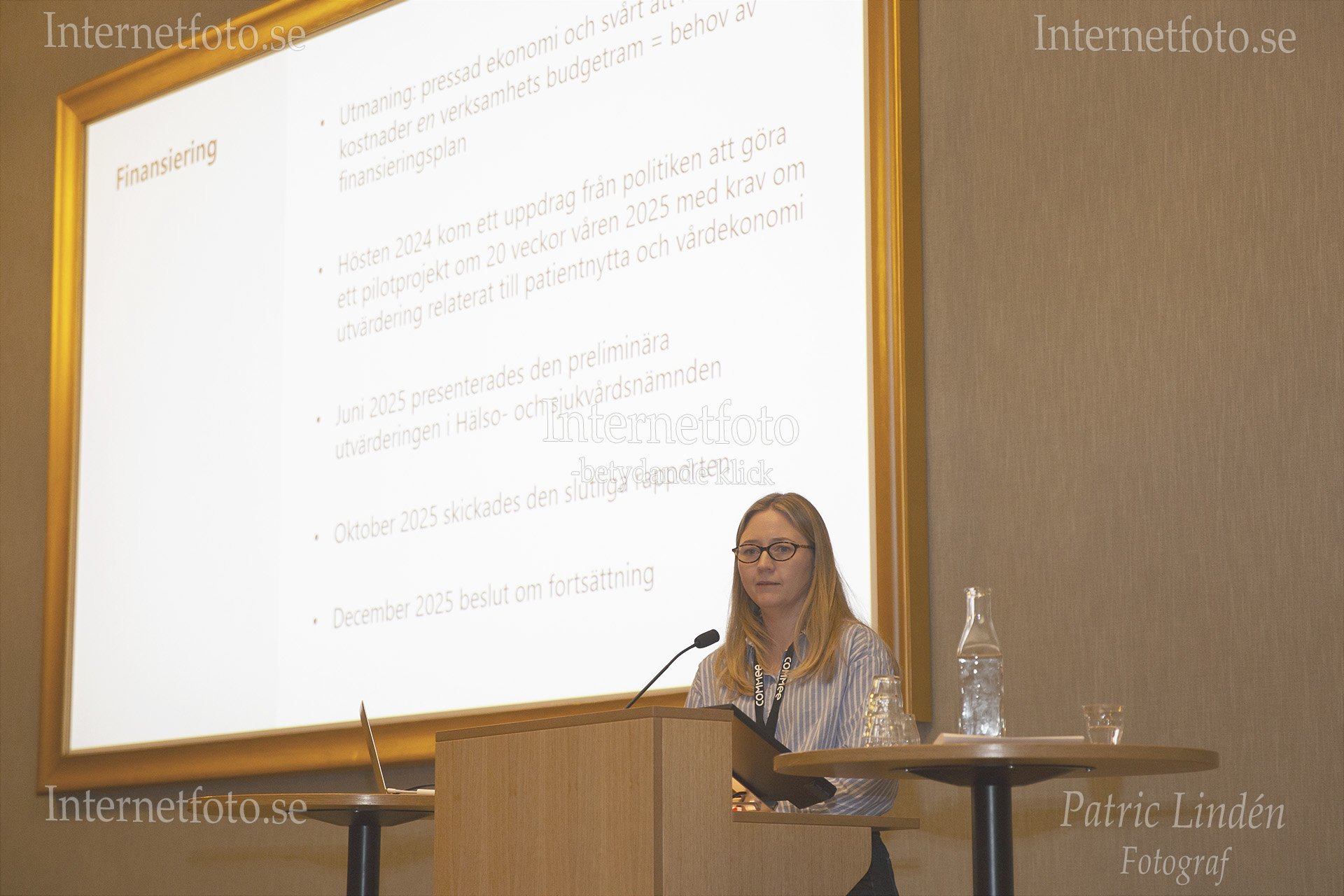 Barnsjukhuschef Anna Styf, Gävle sjukhus håller en presentation under en konferens om sjukhushundar vid Svenska Läkaresällskapet i Stockholm.