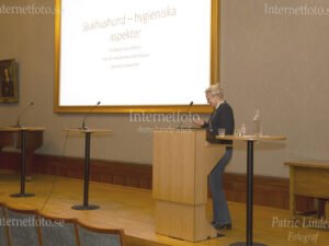 Professor och överläkare Åsa Melhus vid Akademiska sjukhuset i Uppsala berättade om patientsäkerhet ur vårdhygiensik synvinkel vid konferens om sjukhushundar i Svenska Läkaresällskapets lokaler i Stockholm.