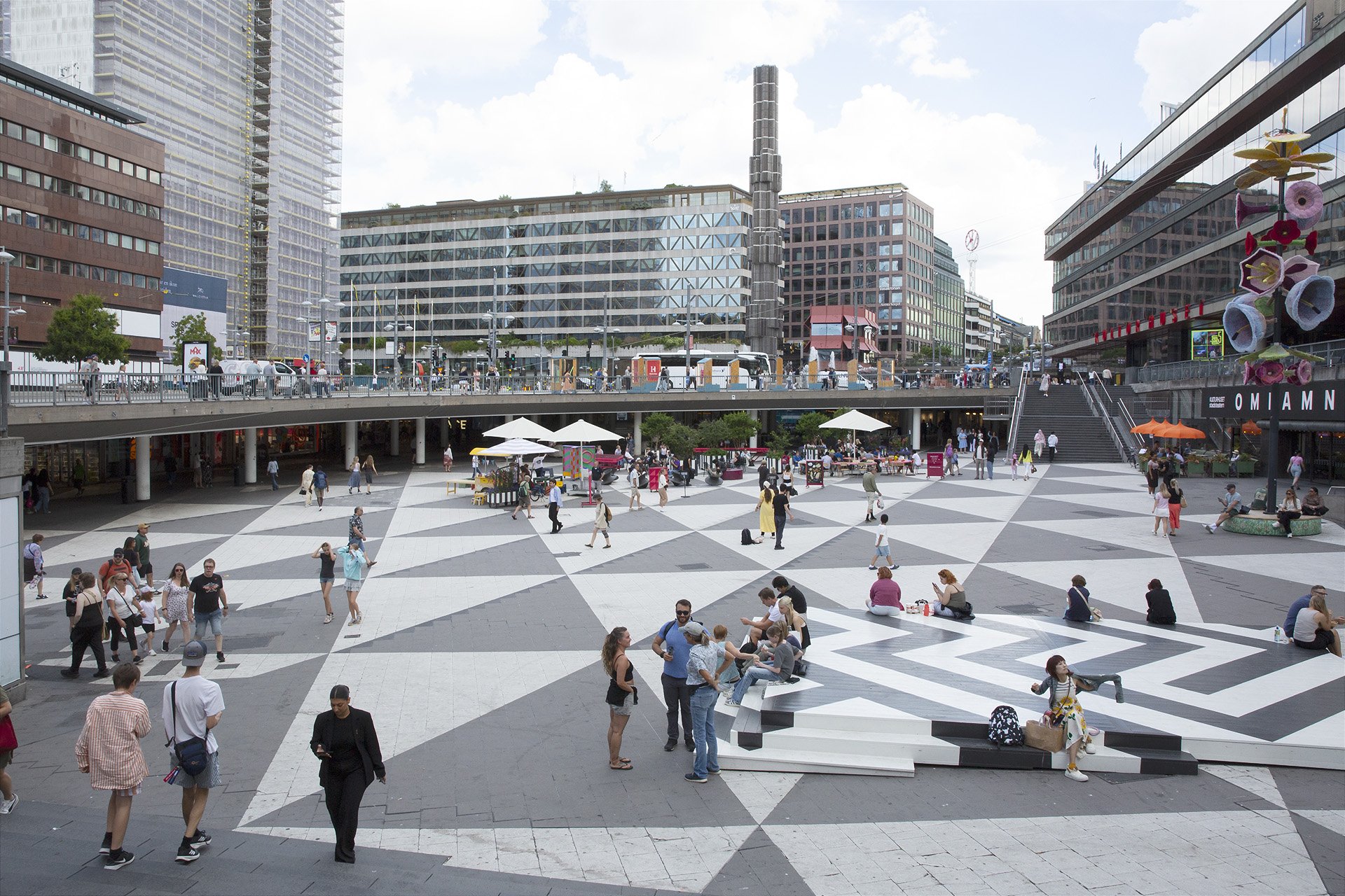 Sergels Torg kl 14.43 Neutral dag, molnigt, lufttemperatur cirka 20-22 grader.